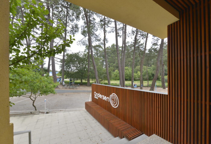 Imagen desde la puerta del edificio principal del colegio andersen