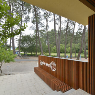 Imagen desde la puerta del edificio principal del colegio andersen