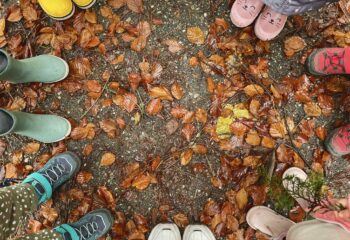 Imagen decorativa de los niños realizando un circulo con los pies