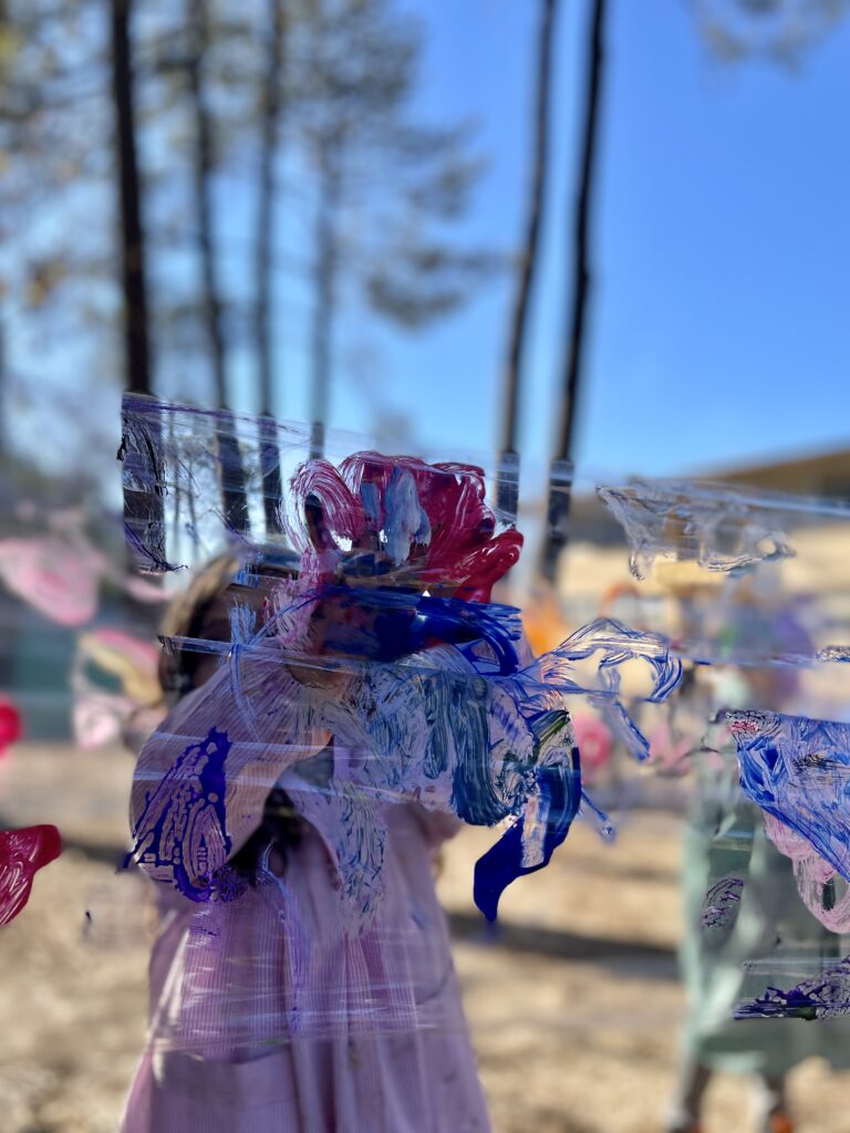 Niños en el patio realizando actividades