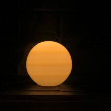 A lámpada esférica de 25 cm simulando o sol no estudio a escuras