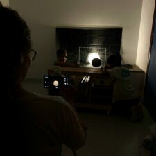 O alumnado de 5º EP no estudio escuro, realizando as máis de 300 fotografías do stop motion